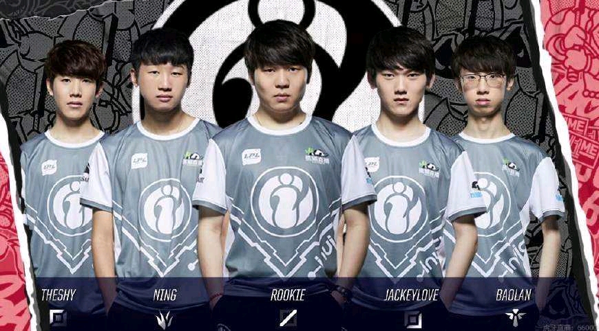 【美图特别版】冰岛金色的雨，RNG夺冠捧杯帅照