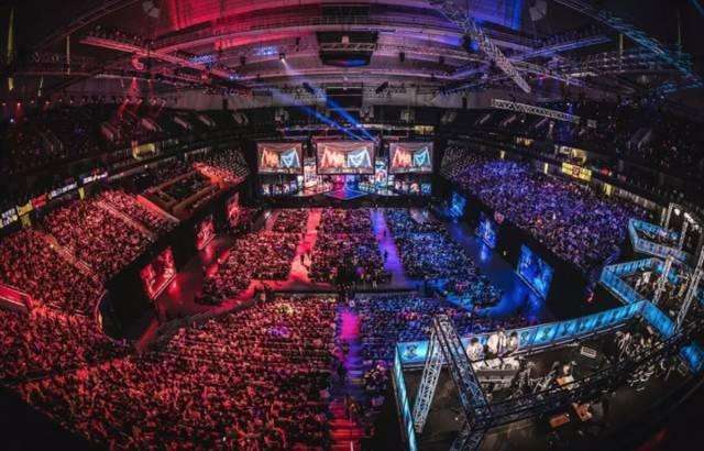 Dplus KIA 输给了 Hanwha Life Esports 在五场比赛中，并在 LCK Cup 中遭遇了他们的首次失利