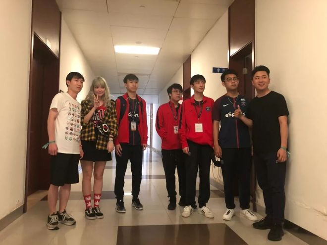 B8 在 StarLadder Budapest Major 2025 第一阶段的揭幕战中输给了 M80