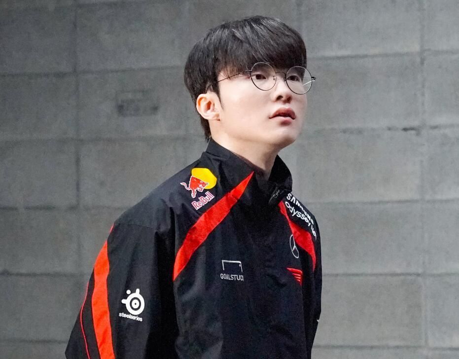 rookie 转述了 KaKAO 对 Puff 的话：“Xiaocaobao 说得太少，辅助不能玩 Leona。